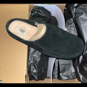NIB Uggs Men’s Alamar slippers